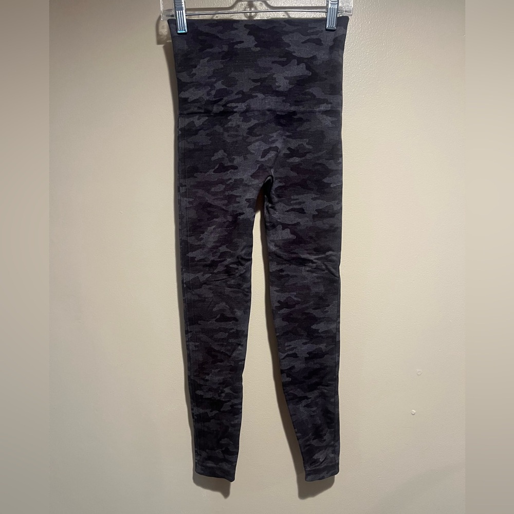 Spanx Heather Gray Camo Look at Me Now Leggings Size small Seamless Pull On